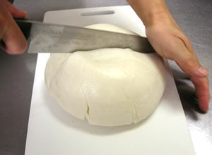 ③固いので、ふきんで湿らせて包丁で切ります。 両手で力を入れてください。